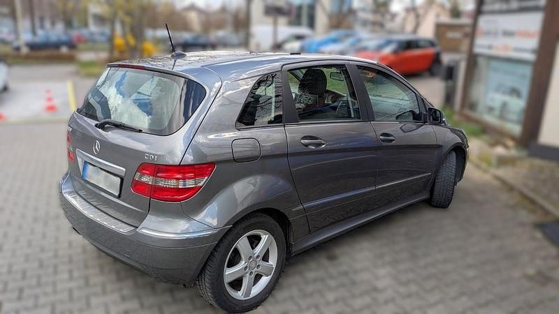 Gebraucht Mercedes B180 109 PS (80 kW) 2011 Grau Van / Kleinbus