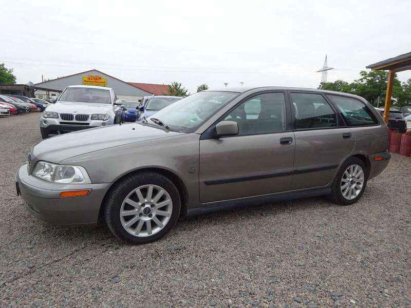 Schwarz Gebraucht 2004 Volvo V40 Standard Kombi | 700 € (Superpreis) - Bild 1/4
