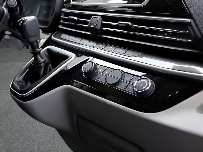 Second-hand Maxus V90 147 CP (108 kW) 2024 Alb Van