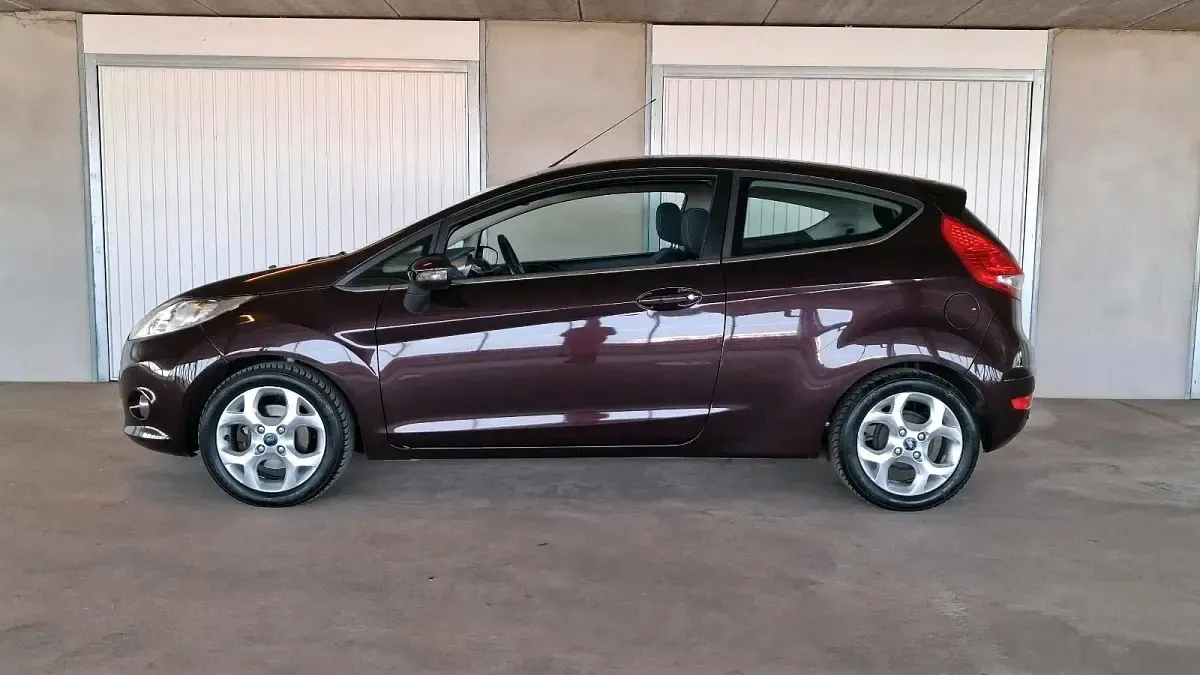 Usata Ford Fiesta Titanium 96 CV (70 kW) 2012 Viola Utilitaria