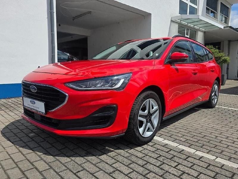 Rot Gebraucht 2022 Ford Focus Cool & Connect Limousine | 18.890 € (Fairer Preis) - Bild 1/4