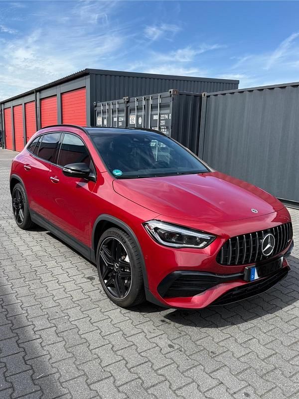 Rot Gebraucht 2023 Mercedes GLA35 AMG AMG SUV | 43.500 € (Fairer Preis) - Bild 1/4