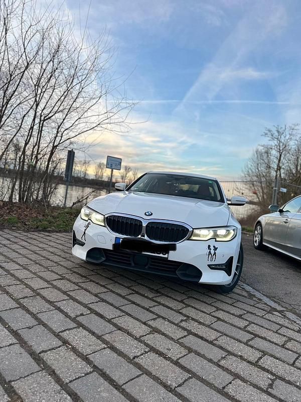 Weiß Gebraucht 2019 BMW 320 Sport Line Limousine | 21.000 € - Bild 1/4