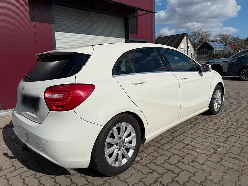 Gebraucht Mercedes A180 122 PS (89 kW) 2012 Weiß Kombi