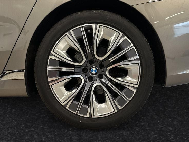Gebraucht BMW 740 299 PS (219 kW) 2024 Oxidgrau metallic Limousine
