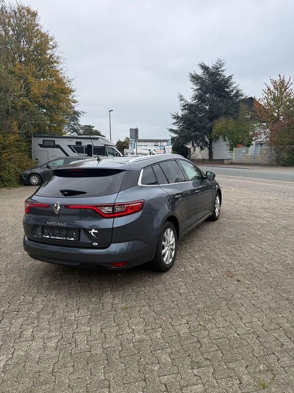 Grau Gebraucht 2016 Renault Mégane III Limousine | 6.750 € (Fairer Preis) - Bild 1/4