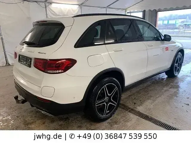 Gebraucht Mercedes GLC300e AMG line 320 PS (235 kW) 2021 Polarweiss SUV