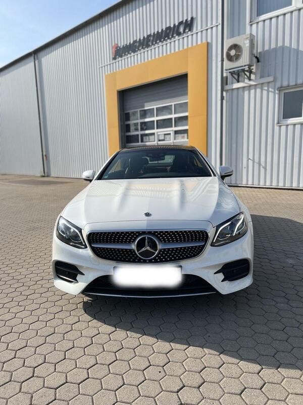 Weiß Gebraucht 2018 Mercedes E300 AMG line Coupé | 31.599 € - Bild 1/4