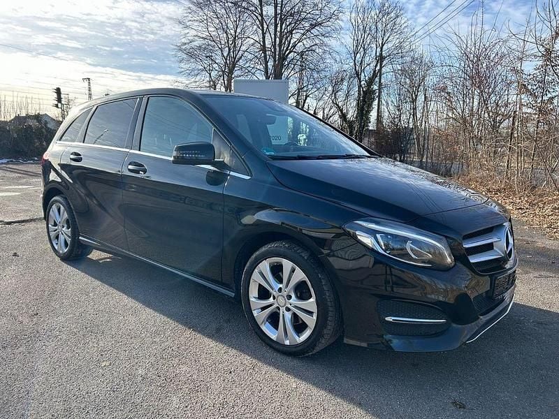 Schwarz Gebraucht 2015 Mercedes B200 Van / Kleinbus | 11.990 € (Guter Preis) - Bild 1/4