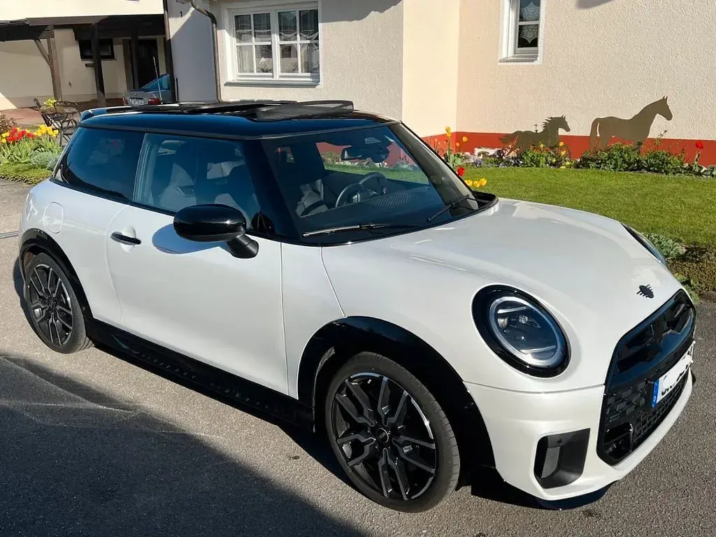 Używany Mini John Cooper Works 156 KM (114 kW) 2025 Biały Hatchback