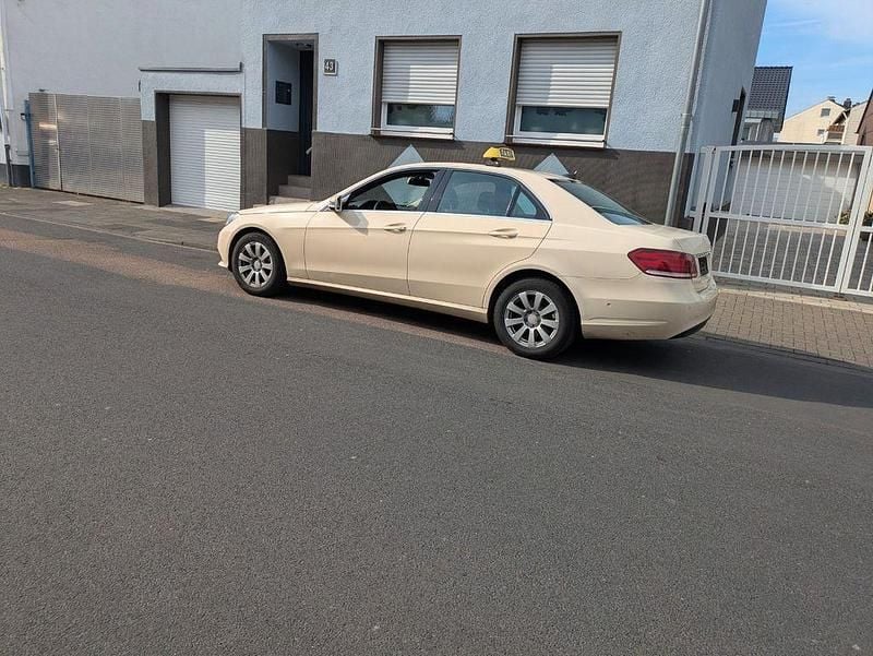 Usado Mercedes E200 136 CV (100 kW) 2015 Beige Berlina