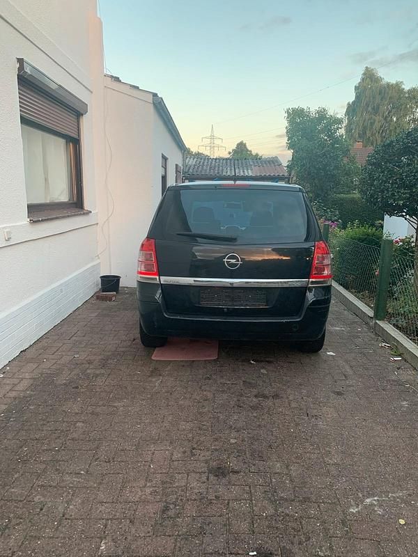 Gebraucht Opel Zafira 102 PS (75 kW) 2011 Schwarz Van / Kleinbus