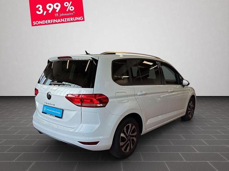 Gebraucht VW Touran Active 150 PS (110 kW) 2023 Pure white Van / Kleinbus