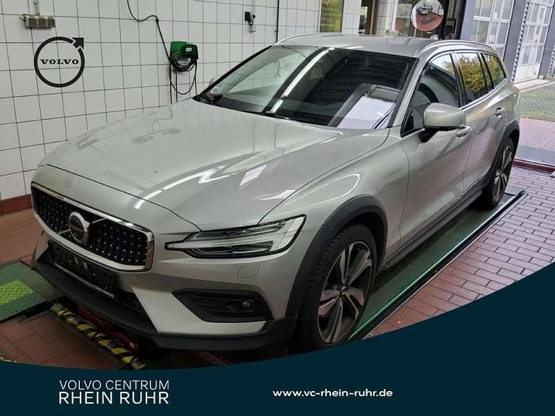 Silber Gebraucht 2024 Volvo V60 CC Plus Kombi | 41.990 € (Fairer Preis) - Bild 1/2
