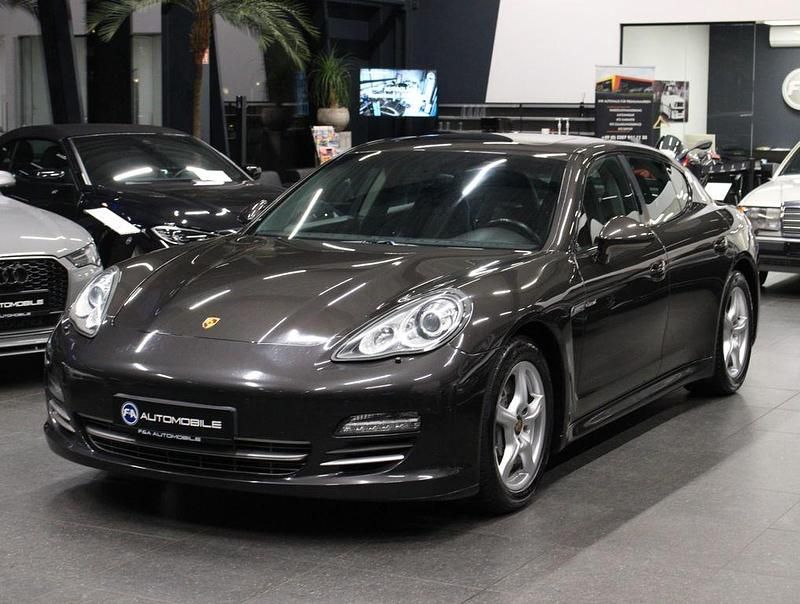 Grau Gebraucht 2013 Porsche Panamera Platinum Edition Limousine | 16.990 € (Teuer) - Bild 1/4