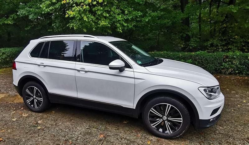 Weiß Gebraucht 2017 VW Tiguan Sound SUV | 19.900 € (Guter Preis) - Bild 1/4