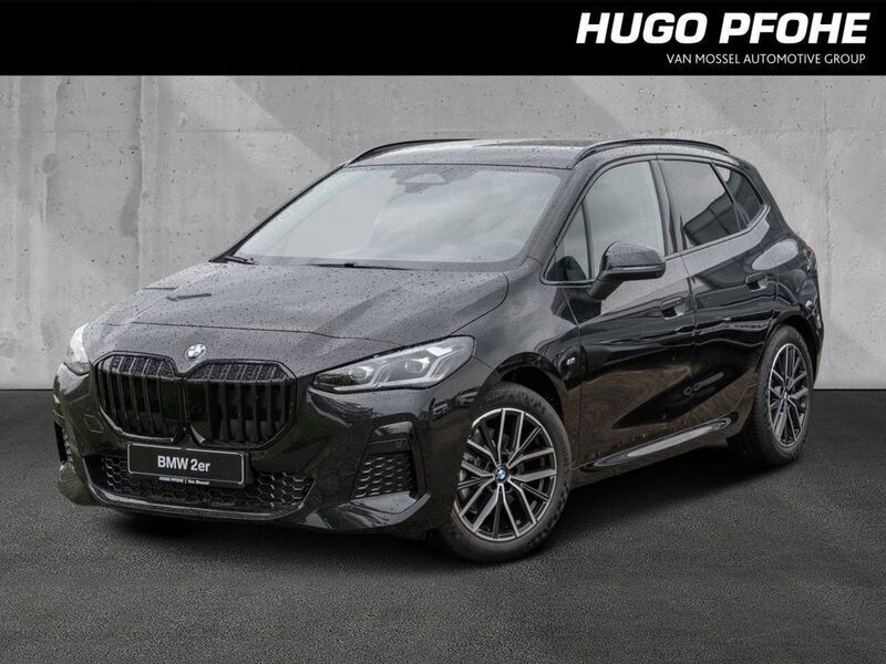 Sapphirschwarz metallic Neu 2025 BMW 220 Active Tourer M Sport Van / Kleinbus | 50.027 € - Bild 1/4