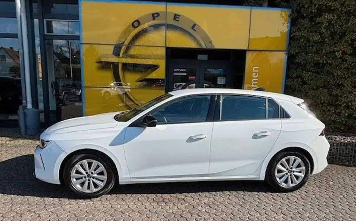 Gebraucht Opel Astra Enjoy 131 PS (96 kW) 2023 Weiß Kleinwagen