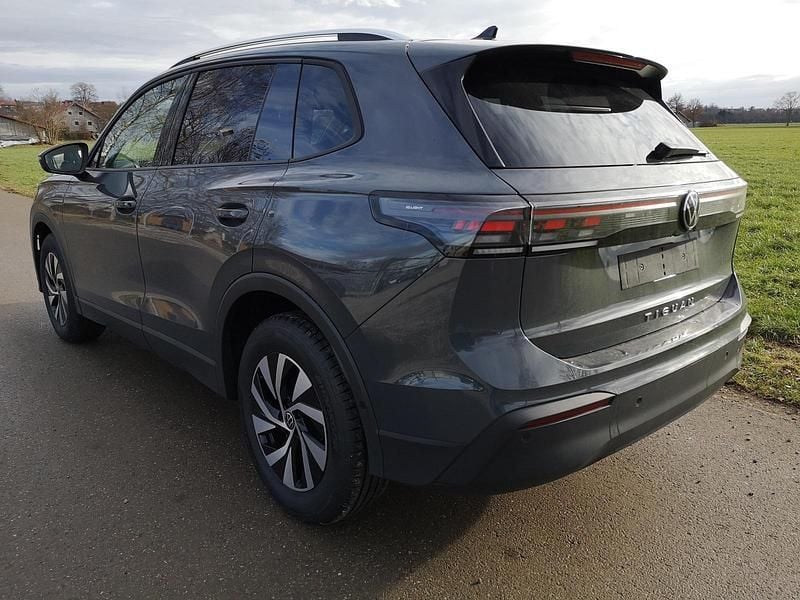 Neu VW Tiguan Life 150 PS (110 kW) 2026 Delfingrau metallic SUV