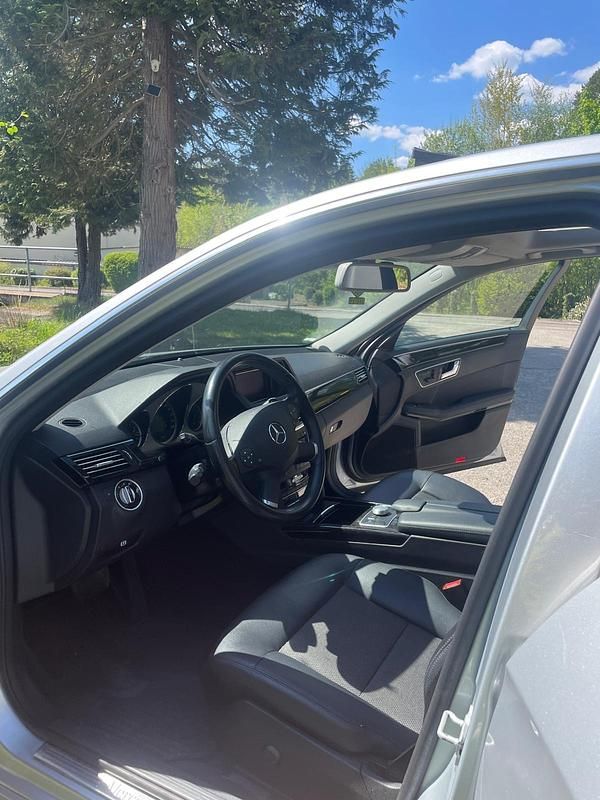 Silber Gebraucht 2010 Mercedes E350 Limousine | 9.200 € (Fairer Preis) - Bild 1/4