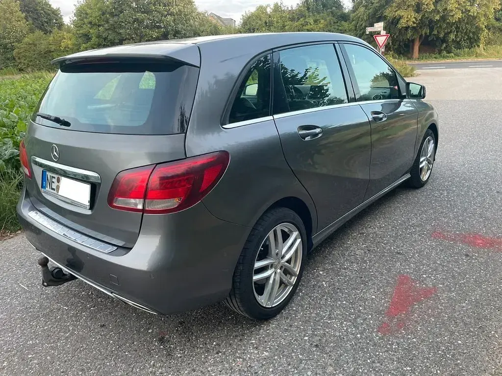 Gebraucht Mercedes B200 136 PS (100 kW) 2016 Grau Kleinwagen