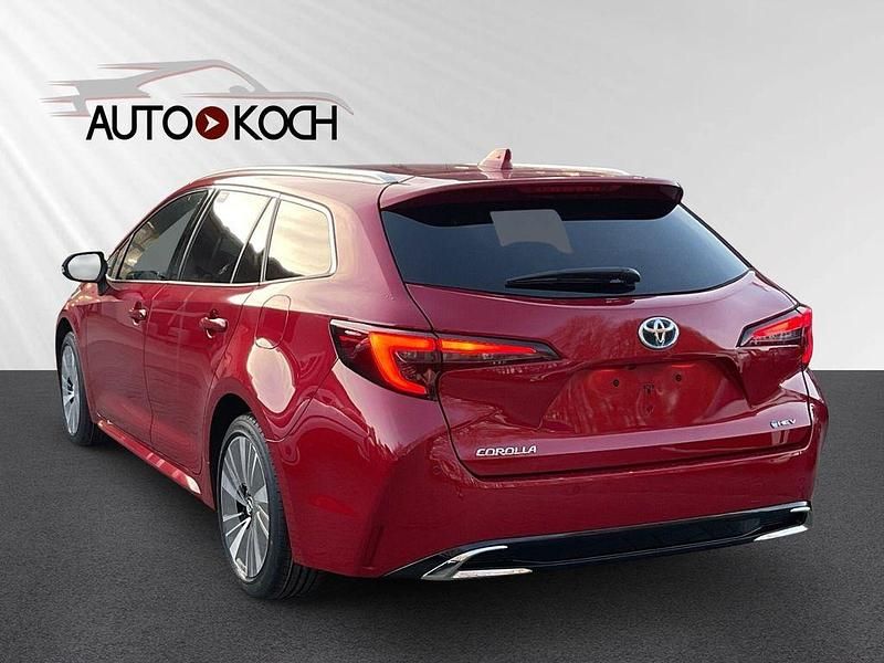 Neu Toyota Corolla 196 PS (144 kW) 2025 Rot Kombi