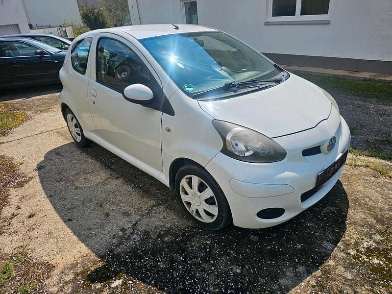 Gebraucht Toyota Aygo 68 PS (50 kW) 2012 Weiß Kleinwagen