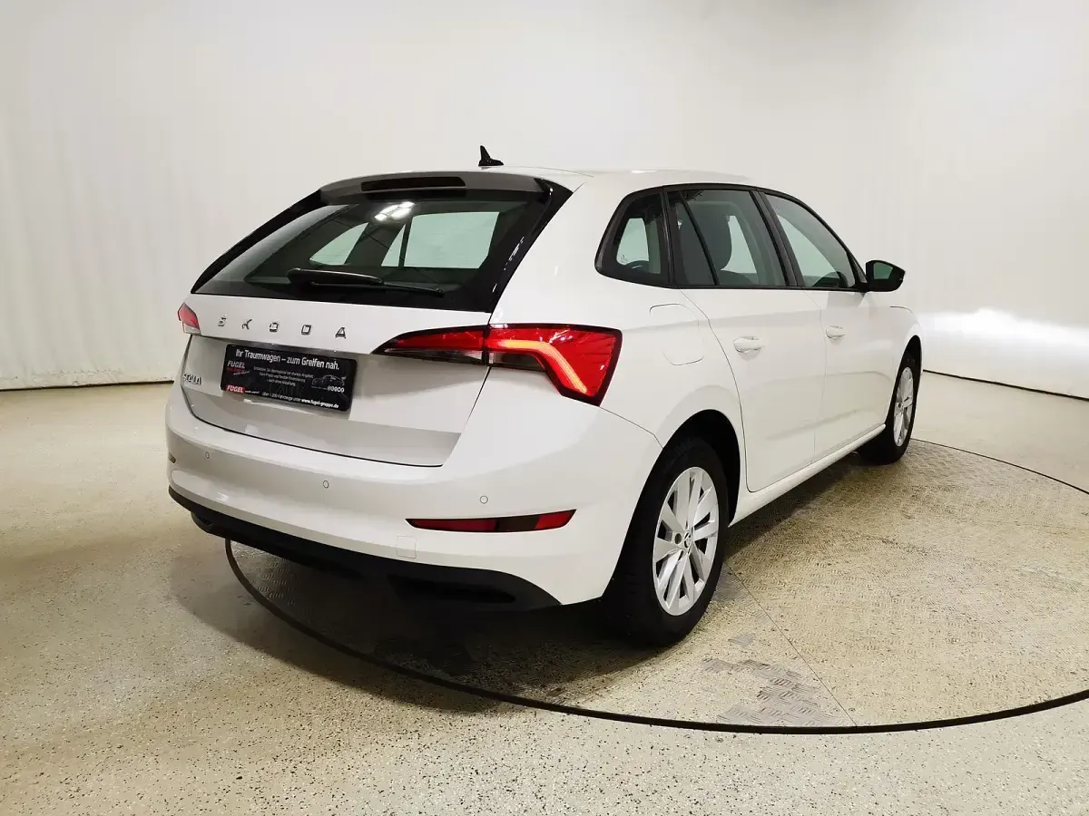 Gebraucht Skoda Scala Ambition 110 PS (80 kW) 2024 Weiß Kleinwagen
