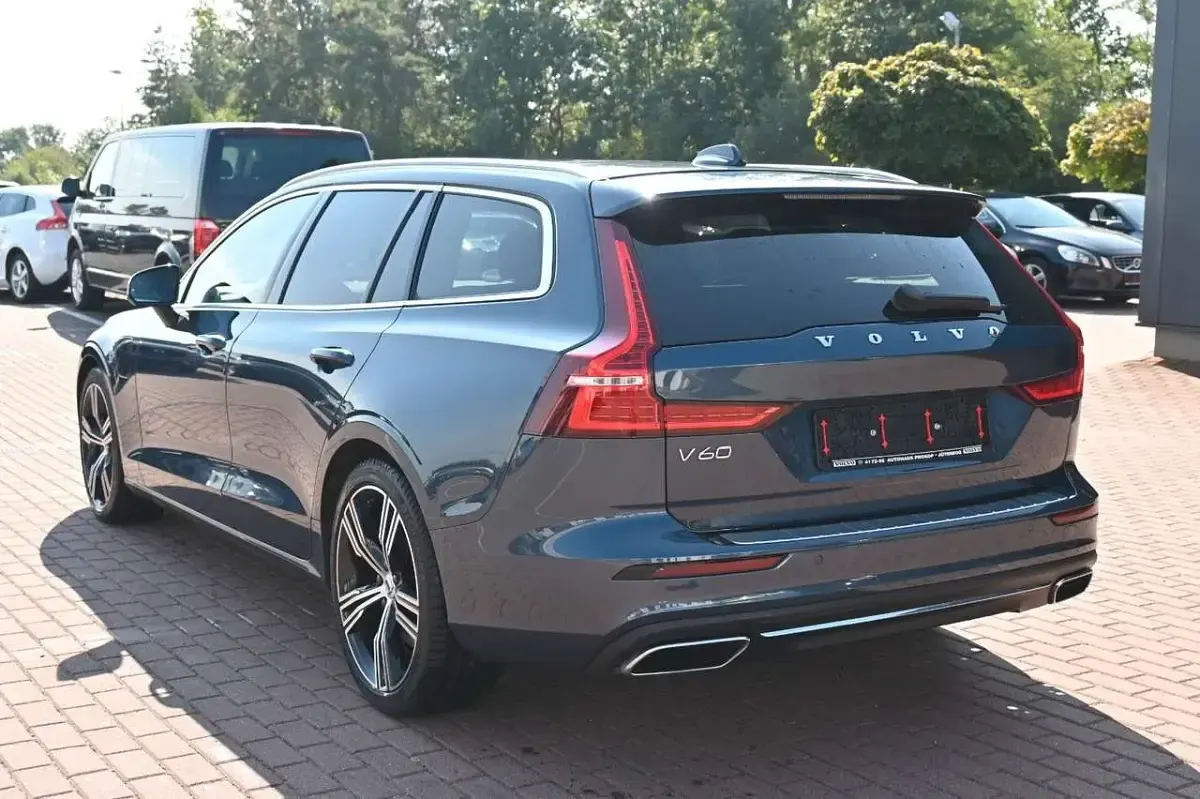 Gebraucht Volvo V60 Inscription 341 PS (250 kW) 2022 Denim blue / metallic Kombi