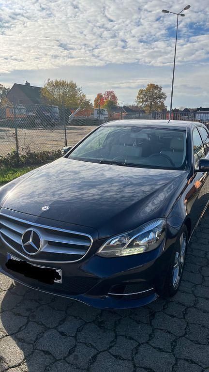 Blau Gebraucht 2013 Mercedes E250 Avantgarde Limousine | 9.700 € (Fairer Preis) - Bild 1/4