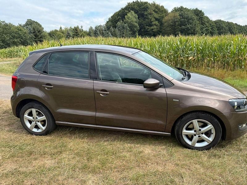 Braun Gebraucht 2013 VW Polo Life Kleinwagen | 8.890 € (Fairer Preis) - Bild 1/4