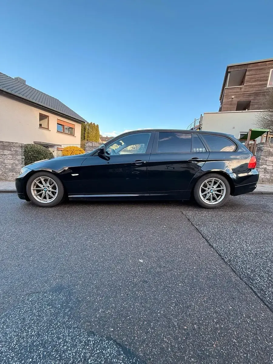 Gebraucht BMW 320 184 PS (135 kW) 2011 Schwarz Kombi