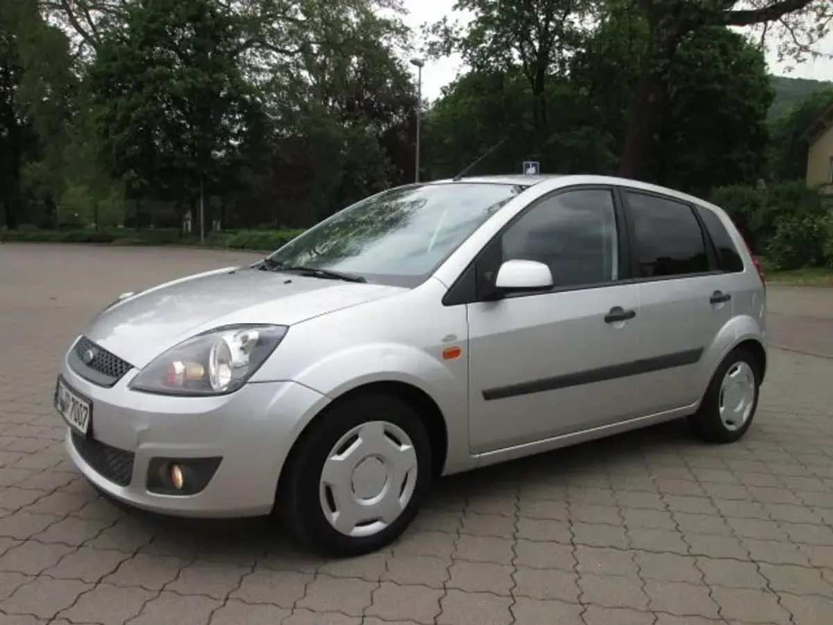 Gebraucht Ford Fiesta Ambiente 69 PS (50 kW) 2006 Silber Kleinwagen