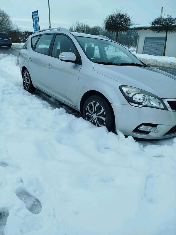 Silber Gebraucht 2012 Kia Ceed Sportswagon Kombi | 3.400 € (Guter Preis) - Bild 1/3