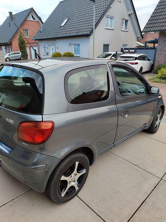 Grau Gebraucht 2005 Toyota Yaris Sol Limousine | 2.000 € (Fairer Preis) - Bild 1/4