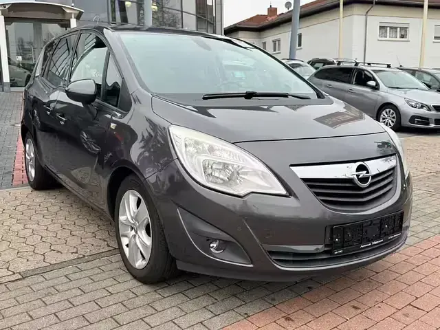 Gebraucht Mercedes 180 109 PS (80 kW) 2014 Weiß (calcitweiss  unilack) Limousine