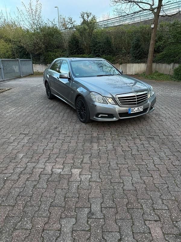 Grau Gebraucht 2011 Mercedes E350 Limousine | 6.999 € (Superpreis) - Bild 1/4
