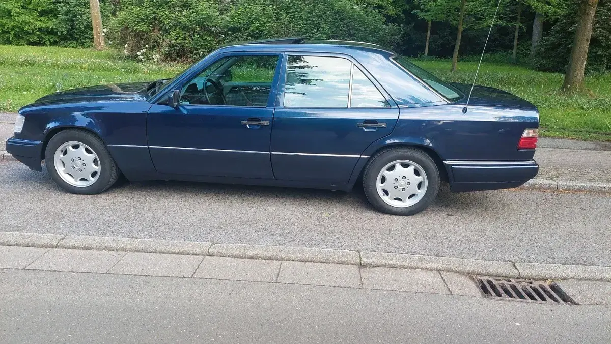 Gebraucht Mercedes E220 150 PS (110 kW) 1994 Blau Limousine