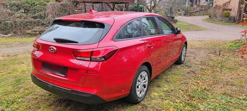 Gebraucht Hyundai i30 120 PS (88 kW) 2019 Rot Kombi