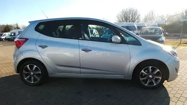 Gebraucht Hyundai ix20 Passion 125 PS (91 kW) 2016 Silber Kleinwagen