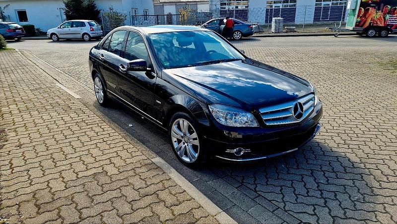 Schwarz Gebraucht 2010 Mercedes C180 Avantgarde Limousine | 8.800 € - Bild 1/4