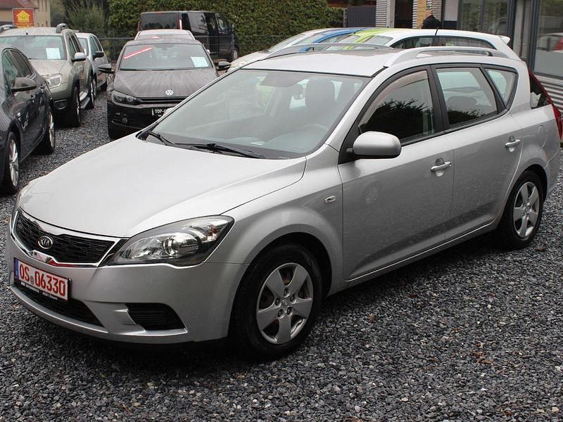 Grau Gebraucht 2010 Kia Ceed Limousine | 6.690 € (Etwas zu teuer) - Bild 1/4