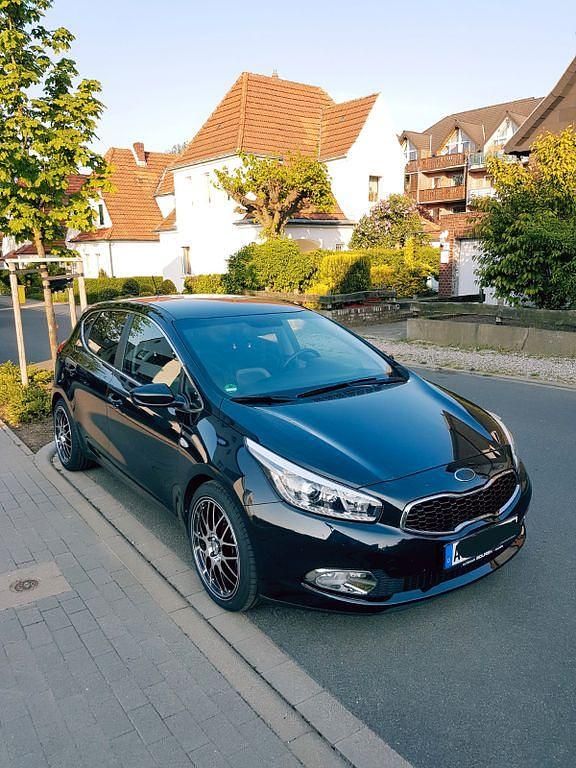 Schwarz Gebraucht 2015 Kia Ceed DREAM-TEAM Edition Limousine | 9.400 € (Fairer Preis) - Bild 1/4