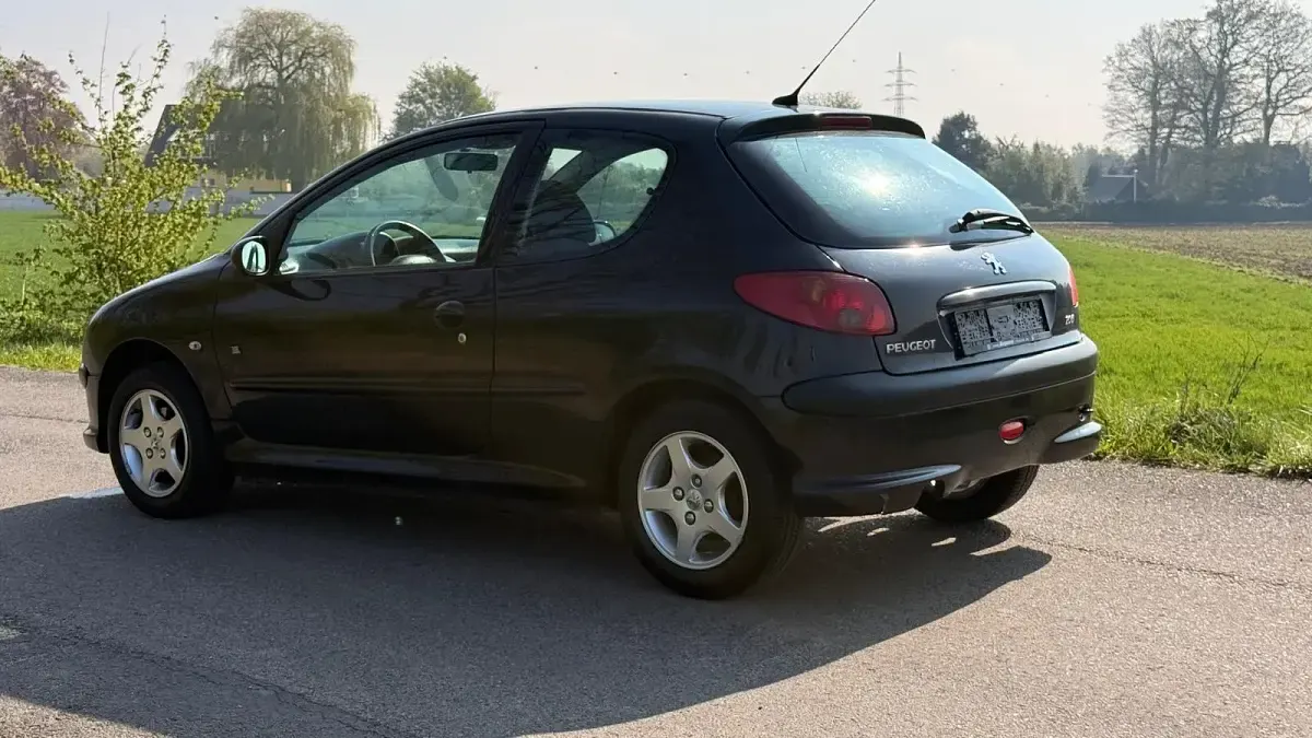 Gebraucht Peugeot 206 68 PS (50 kW) 2005 Schwarz Kleinwagen