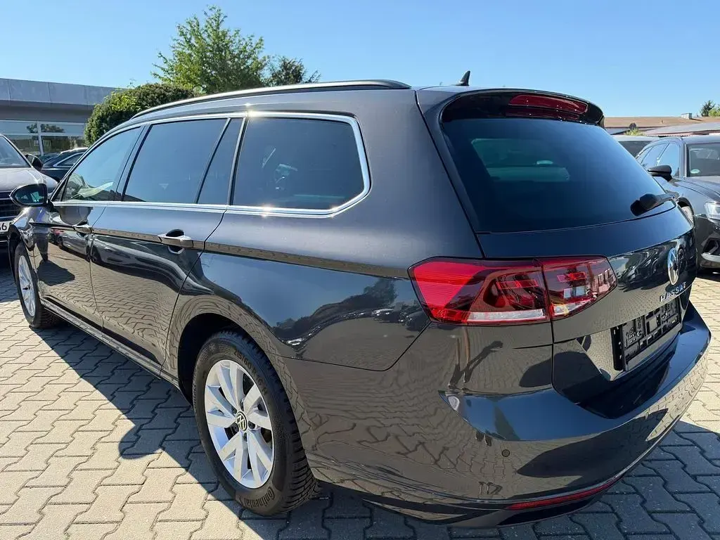 Gebraucht VW Passat Business 122 PS (89 kW) 2023 Grau Kombi