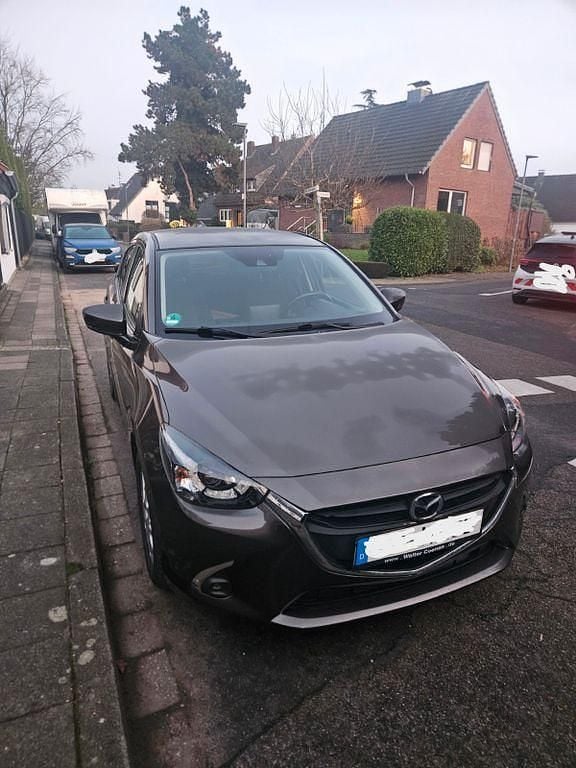 Grau Gebraucht 2017 Mazda 2 Kizoku Limousine | 10.950 € (Fairer Preis) - Bild 1/4