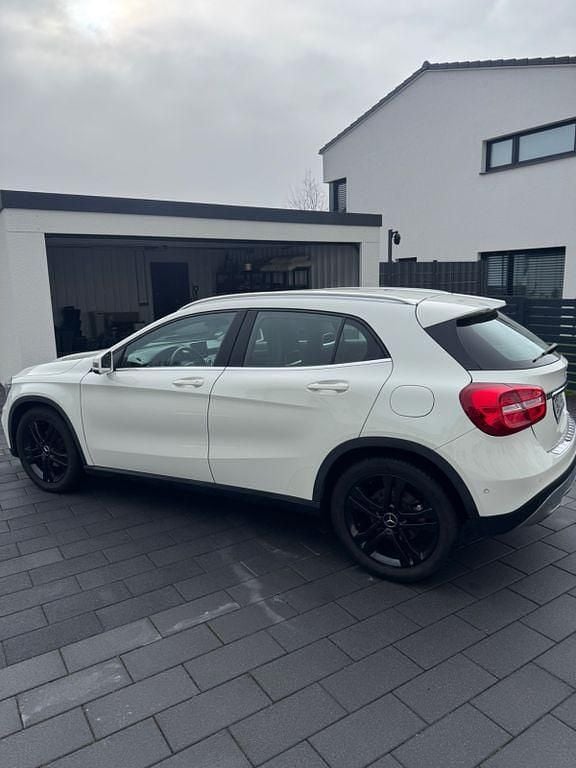 Gebraucht Mercedes GLA180 Style 122 PS (89 kW) 2017 Weiß SUV
