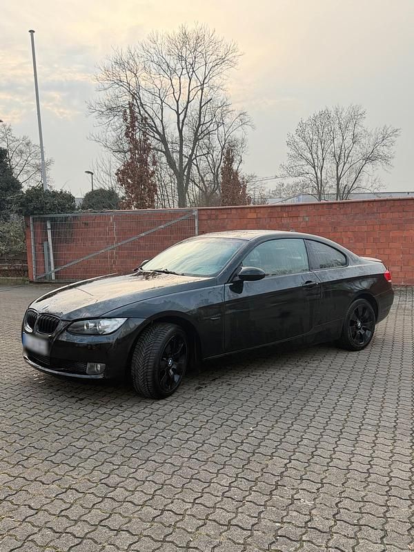 Gebraucht BMW 320 177 PS (130 kW) 2007 Schwarz Coupé
