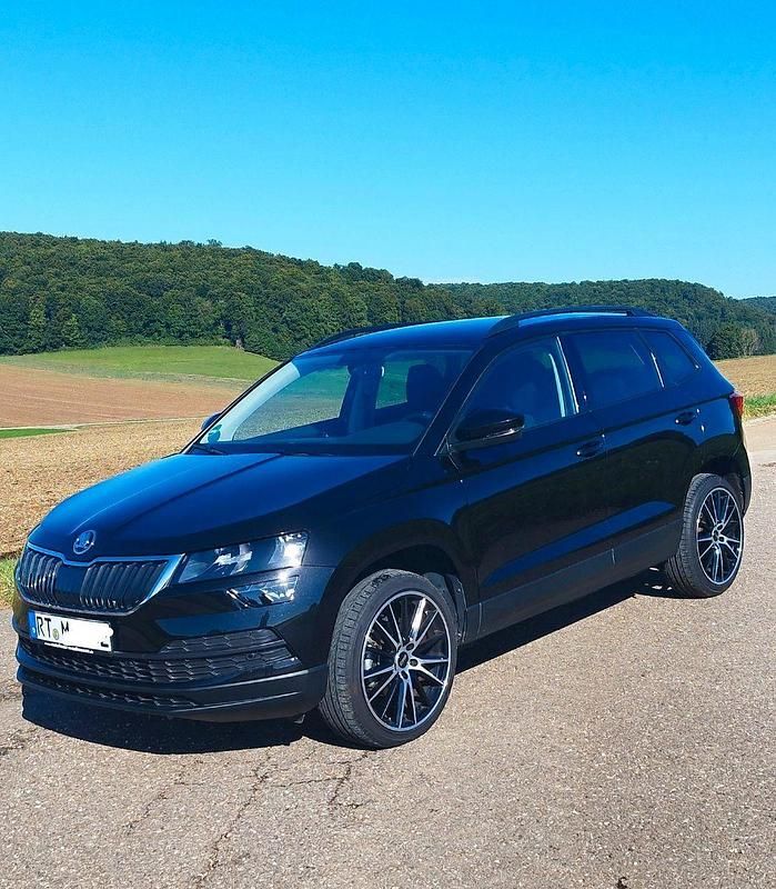 Schwarz Gebraucht 2020 Skoda Karoq Ambition SUV | 21.500 € (Superpreis) - Bild 1/4