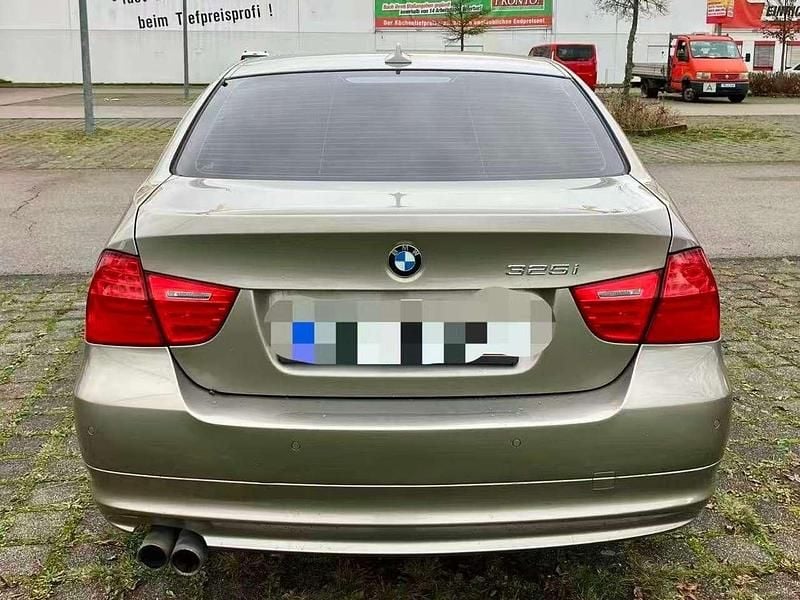 Gebraucht BMW 325 Sport Line 218 PS (160 kW) 2011 Silber Limousine
